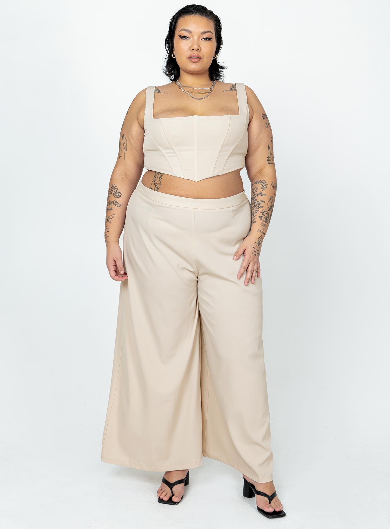 1-modelinfo-lovisa-us18_3b2ea196-43ad-426d-ab22-942aa32f3a56