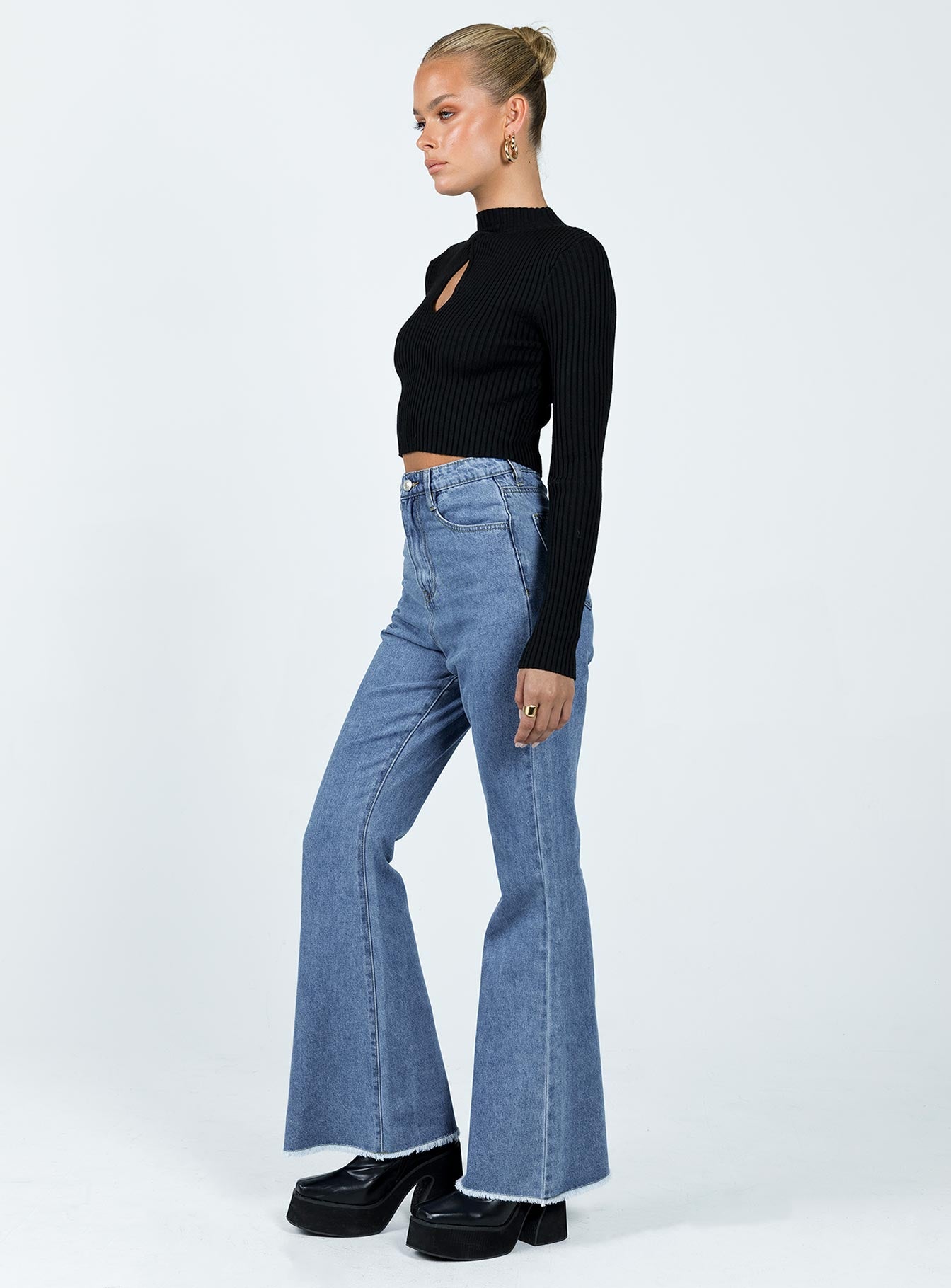 3-modelinfo-kiana-us2_76252488-df6d-4112-9994-8e214d024c40