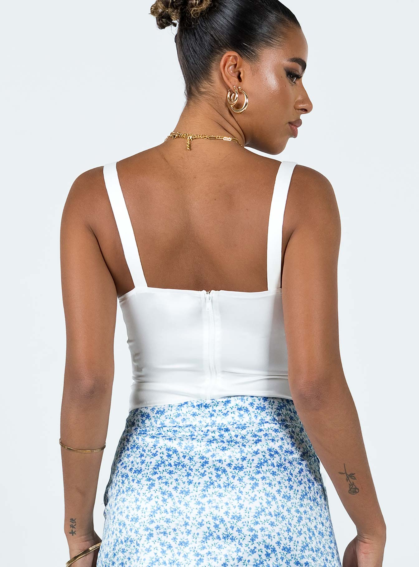 4-modelinfo-Lola-us4_bc374342-0ea2-43f1-9614-3a85c5bb1666