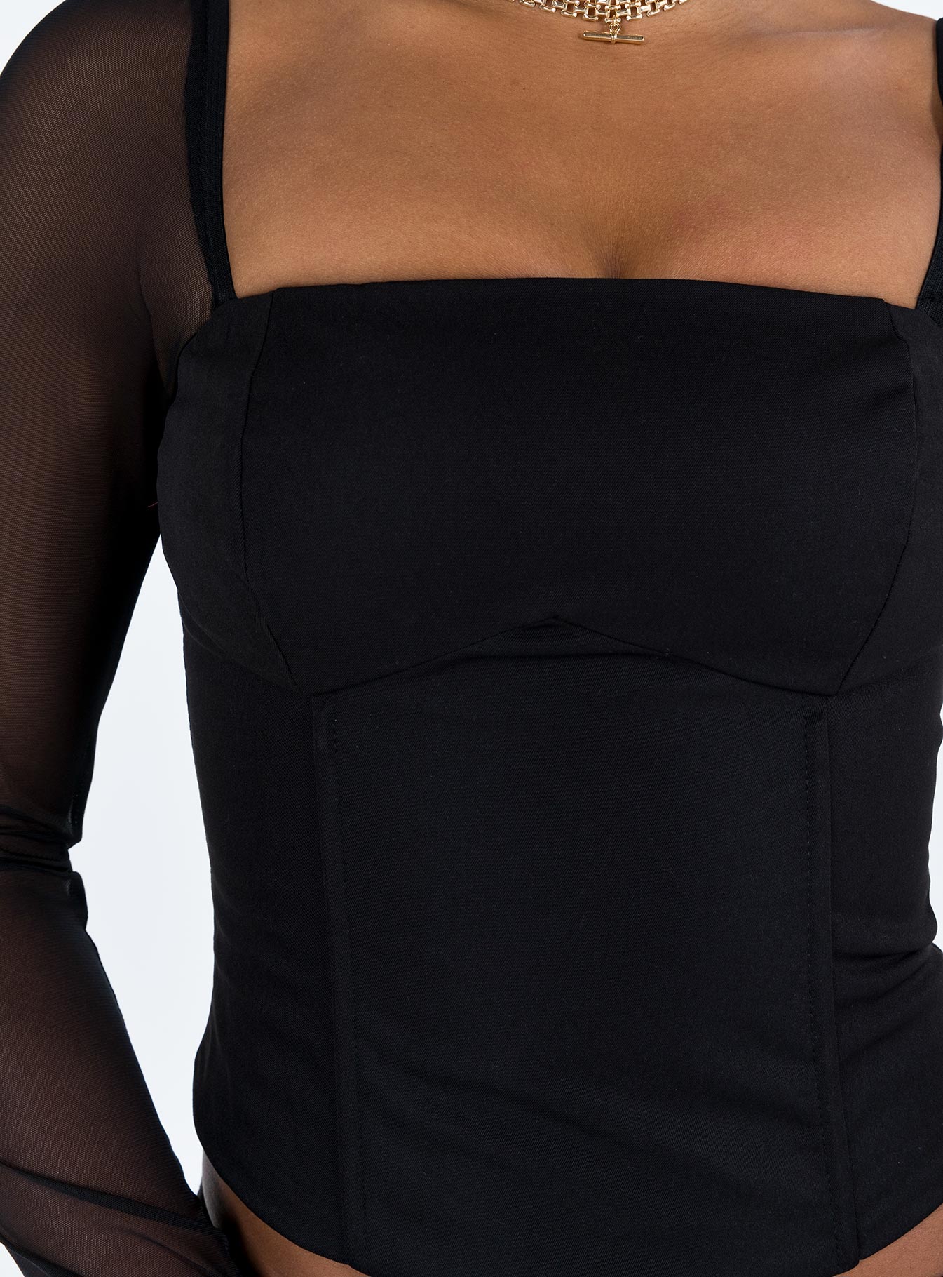 5-modelinfo-lola-us4_235694da-b611-40fd-83dc-a80d4421e013