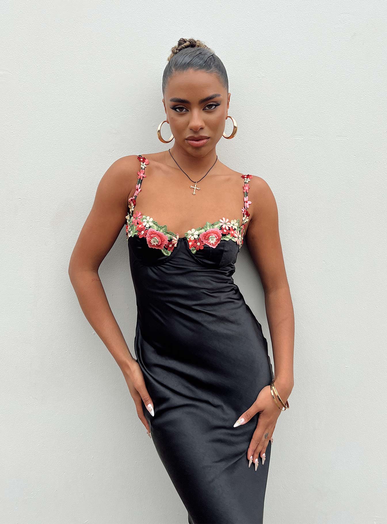 5-modelinfo-lola-us4_6547d802-ffe1-41e4-a01c-13306a8f2a23